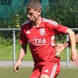 Marcel Reichwein schirmt den Ball vor seinem Gegenspieler ab.
