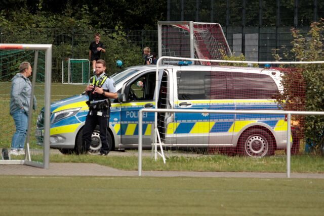 Polizeibeamte schauten das Spiel zwischen RW Unna und SG Bockum-Hövel.