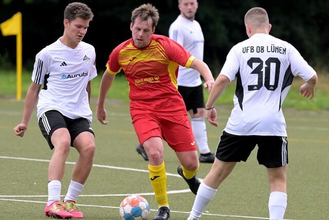 Finn Welter (l.) und Nico Knäpper müssen einen Gegenspieler passieren lassen.