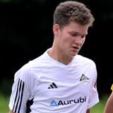 Finn Welter (l.) und Nico Knäpper müssen einen Gegenspieler passieren lassen.