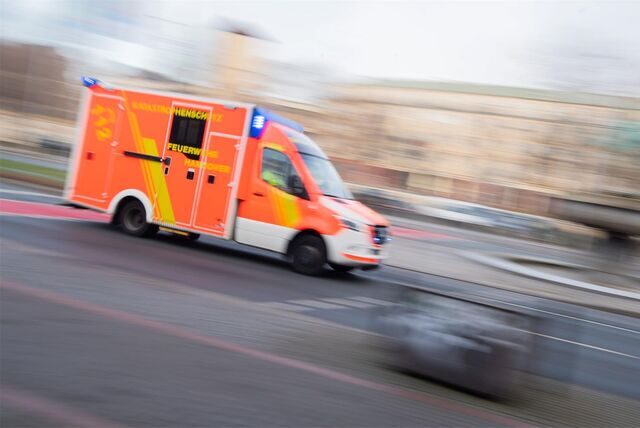 Ein Rettungswagen in voller Fahrt.