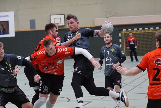Daniel Lichte (am Ball in Grau) von der SGH Unna-Massen wird wie seine Teamkollegen bis auf Weiteres auf Harz verzichten müssen.