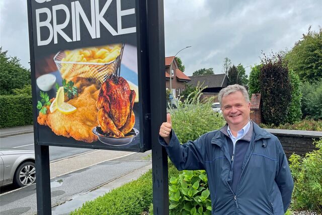 Daumen hoch für Grilleck Brinke. Hans Evelt (65) isst dort heute noch seine geliebte Currywurst: „Die Soße schmeckt genauso wie früher.“