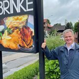 Daumen hoch für Grilleck Brinke. Hans Evelt (65) isst dort heute noch seine geliebte Currywurst: „Die Soße schmeckt genauso wie früher.“
