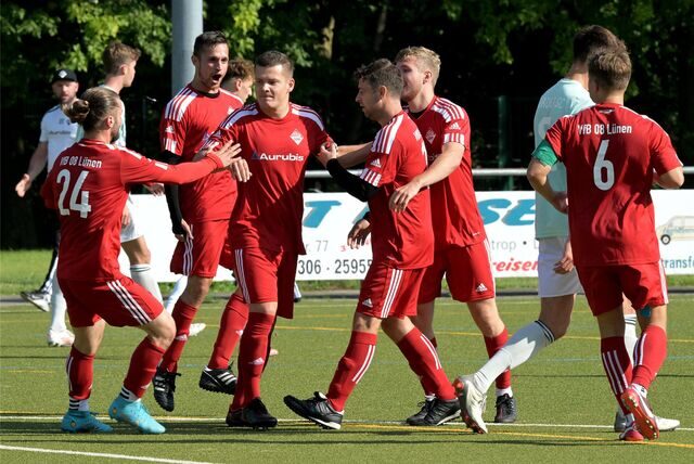Die Spieler des VfB Lünen jubeln nach einem Torerfolg.