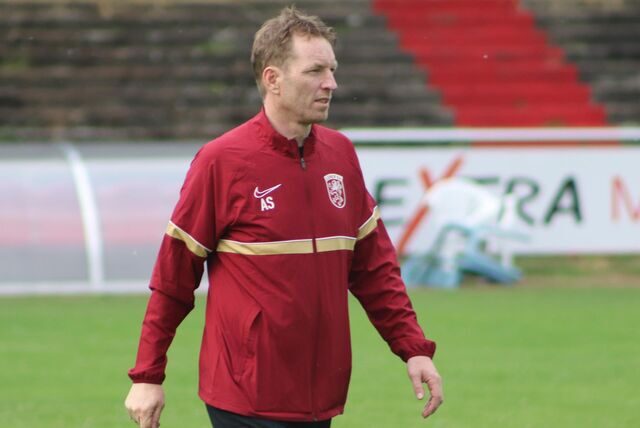 Axel Schmeing, Trainer des Lüner SV, schlendert über den Rasen der Kochan Arena.