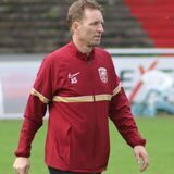 Axel Schmeing, Trainer des Lüner SV, schlendert über den Rasen der Kochan Arena.