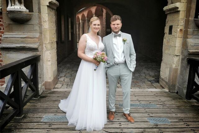 Marie-Sophie und Dennis Gilliam stehen vor dem Hertener Schloss.