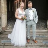 Marie-Sophie und Dennis Gilliam stehen vor dem Hertener Schloss.