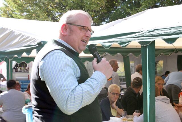 Markus Klenner, Vorsitzender des Schützenvereins Lütkeheide, wirft einen Blick in die 75-jährige Vereinsgeschichte.