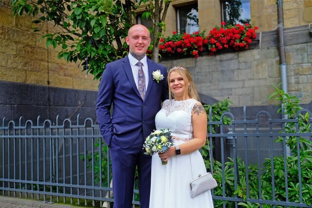 Die Eheleute Victoria Ochs und Franz Schmidt nach der Trauung am Rathaus in Recklinghausen