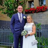 Die Eheleute Victoria Ochs und Franz Schmidt nach der Trauung am Rathaus in Recklinghausen
