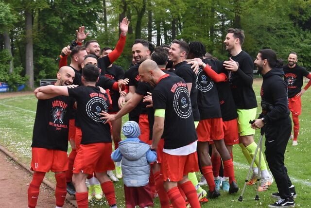 Die Spieler der IG Bönen, nachdem sie den Aufstieg in die Westfalenliga klargemacht hatten: Der Klub wurde Anfang 2023 aufgelöst.