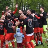 Die Spieler der IG Bönen, nachdem sie den Aufstieg in die Westfalenliga klargemacht hatten: Der Klub wurde Anfang 2023 aufgelöst.