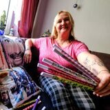Sarah Pietzka aus Recklinghausen sitzt auf einem Sofa und hält selbstgebastelte Zauberstäbe in der Hand.