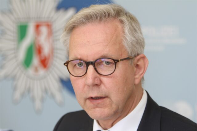 Polizeipräsident Gregor Lange: „Das Corona-Virus hat auch für Kriminelle vieles verändert: Tatgelegenheiten sind weggebrochen – zum Beispiel dadurch, dass die Menschen mehr Zeit zuhause verbracht haben.“