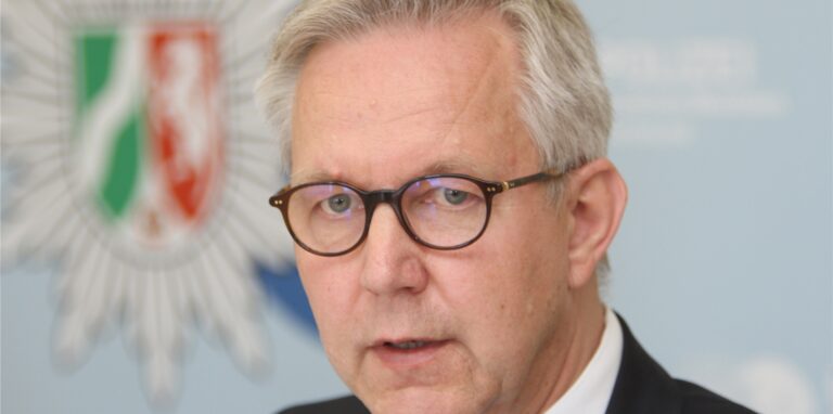 Polizeipräsident Gregor Lange: „Das Corona-Virus hat auch für Kriminelle vieles verändert: Tatgelegenheiten sind weggebrochen – zum Beispiel dadurch, dass die Menschen mehr Zeit zuhause verbracht haben.“