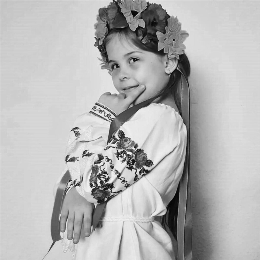 Anja (7) ist bei einem Verkehrsunfall in Paris ums Leben gekommen. Ihre Eltern haben uns das Foto zur Verfügung gestellt. In Marl hat die ukrainische Flüchtlingsfamilie vor über einem Jahr eine neue Heimat gefunden.