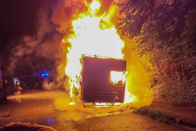 Ein brennendes Wohnmobil in Menden