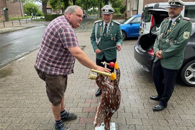Wie groß, wie schwer? Vogelbauer Stefan Hoselmann (v.l.) präsentiert sein Werk den beiden Vorsitzenden Thomas Behrendt und Daniel Krause.