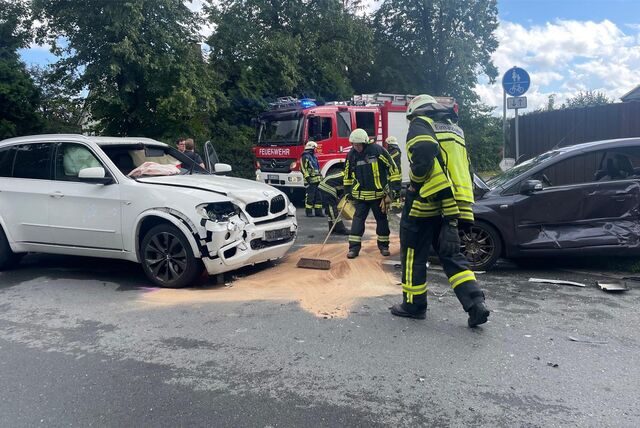 Beim Unfall an der Borker Landstraße/Lützowstraße waren am Mittwochnachmittag drei Rettungswagen, die Polizei, ein Notarzt und die Feuerwehren aus Olfen und Vinnum im Einsatz.