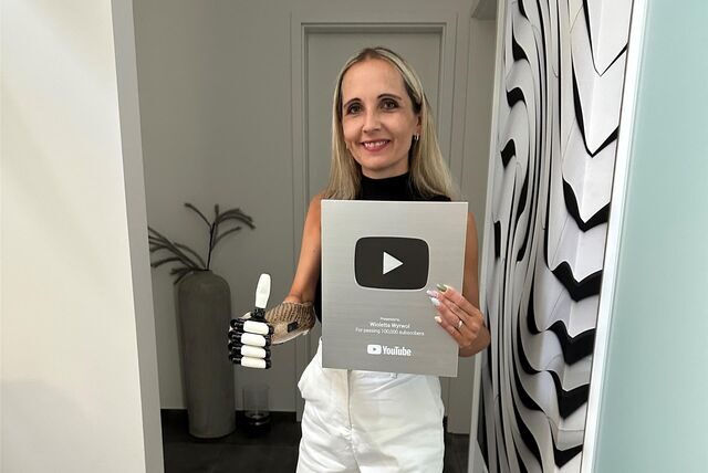 Influencerin Wioletta Wyrwol zeigt „Daumen hoch“ in die Kamera und lächelt.
