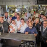 „Menschen in der Gastronomie – sie werden wichtiger denn je“, sagt Günther Overkamp. Hier mit einem Teil seines Teams aus Küche und Service. „Sie sind bald nicht mehr da, wenn wir nicht gegensteuern und diese Berufe mehr wertschätzen!“