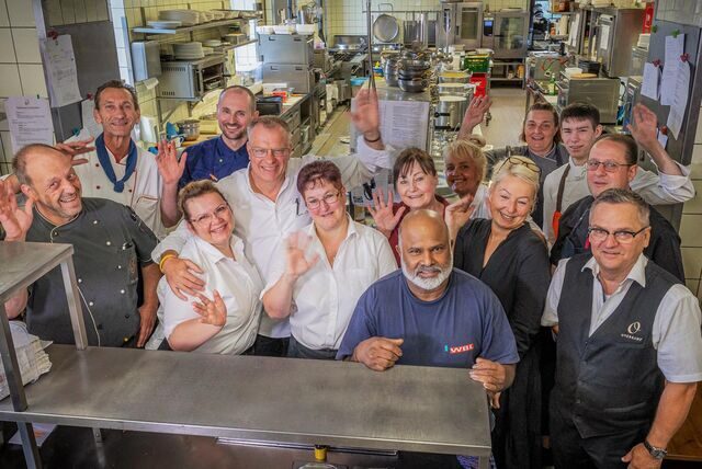 „Menschen in der Gastronomie – sie werden wichtiger denn je“, sagt Günther Overkamp. Hier mit einem Teil seines Teams aus Küche und Service. „Sie sind bald nicht mehr da, wenn wir nicht gegensteuern und diese Berufe mehr wertschätzen!“