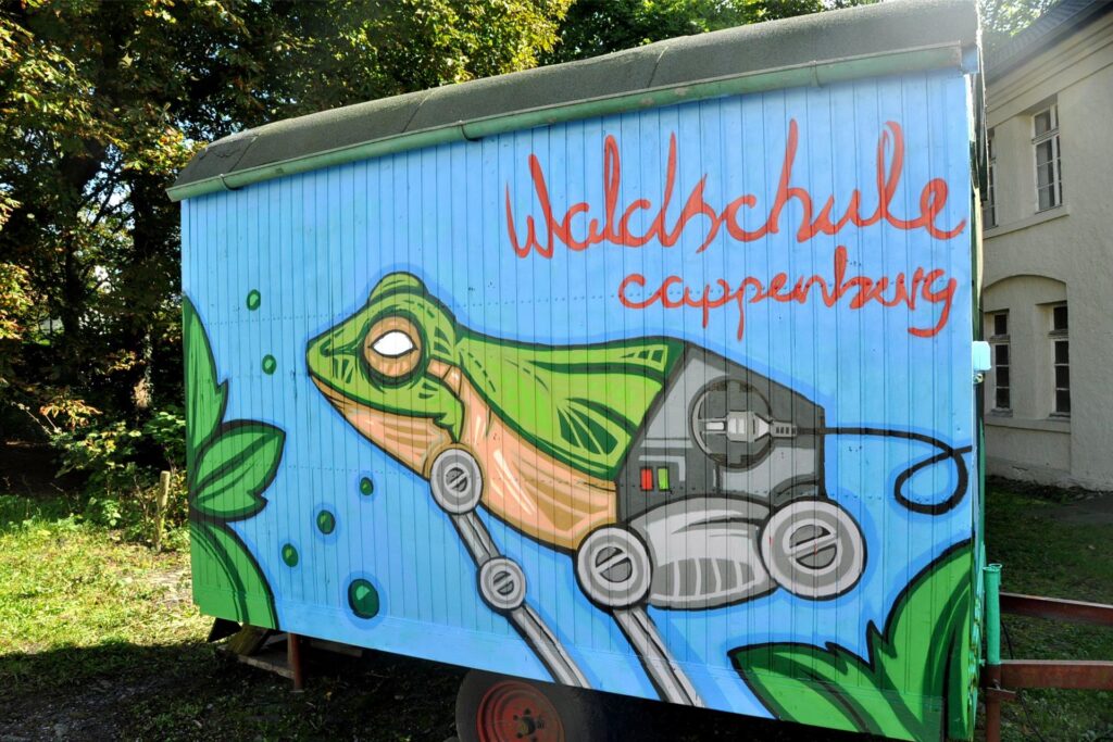 Durch den bunten Bauwagen an der Waldschule ist diese leicht zu finden.