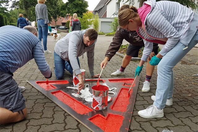 Dank der Schablonen von der Stadt konnten die Anwohner Verkehrszeichen wie „Achtung, spielende Kinder“ aufs Pflaster malen.