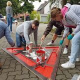 Dank der Schablonen von der Stadt konnten die Anwohner Verkehrszeichen wie „Achtung, spielende Kinder“ aufs Pflaster malen.