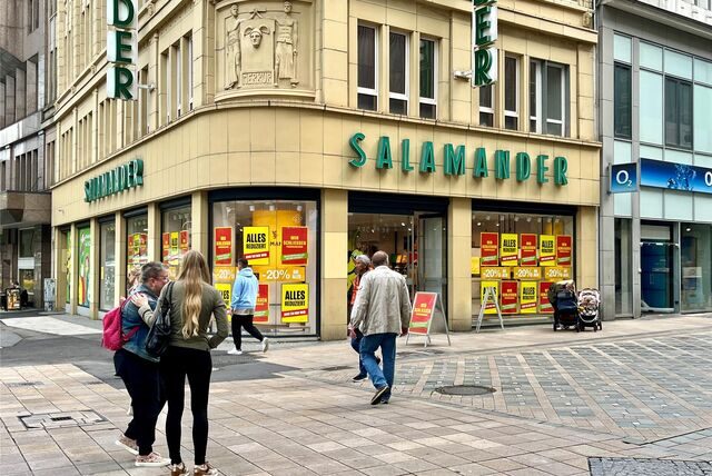 Salamander am Westenhellweg in Dortmund lockt vor dem Neuanfang mit Rabatten.
