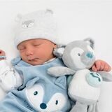 Ein Baby liegt im Christlichen Klinikum Unna auf einer Decke.