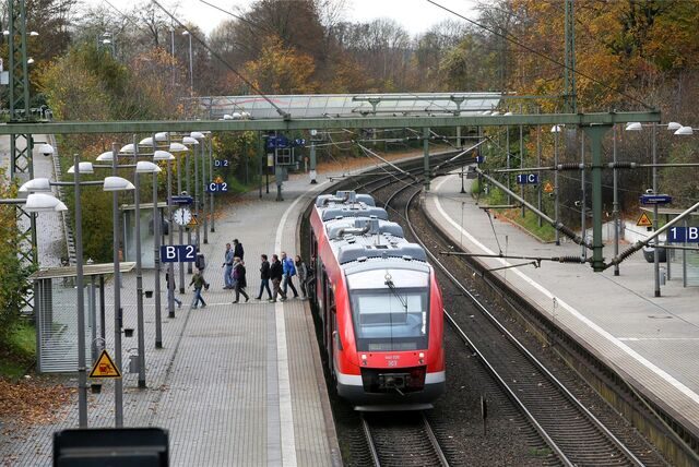 Am Bahnhof Signal Iduna Park steigen Menschen aus einer S-Bahn aus.