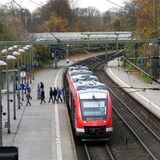 Am Bahnhof Signal Iduna Park steigen Menschen aus einer S-Bahn aus.