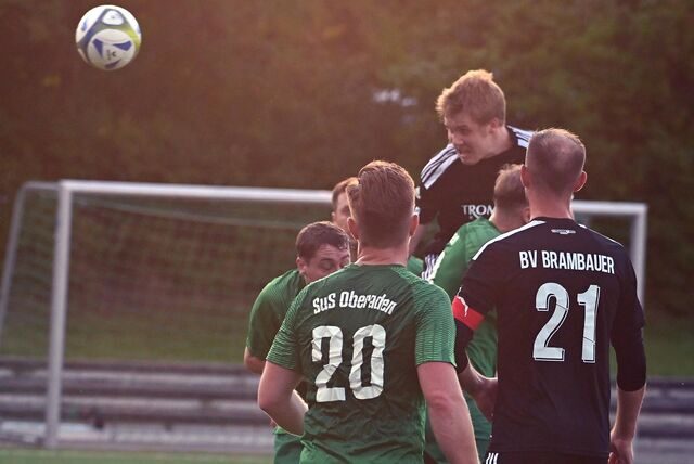 Kopfball in schönem Licht.