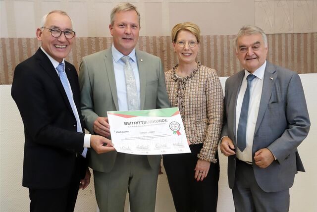 Bürgermeister Jürgen Kleine-Frauns (2.v.l.) unterzeichnete die Beitrittsurkunde der Stadt Lünen zum Netzwerk „#sicherimDienst“ gemeinsam mit (v.l.) Regierungspräsident Heinrich Böckelühr, Münsters Polizeipräsidentin Alexandra Dorndorf als Botschafterin der Landesinitiative und Minister Herbert Reul.