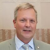 Bürgermeister Jürgen Kleine-Frauns (2.v.l.) unterzeichnete die Beitrittsurkunde der Stadt Lünen zum Netzwerk „#sicherimDienst“ gemeinsam mit (v.l.) Regierungspräsident Heinrich Böckelühr, Münsters Polizeipräsidentin Alexandra Dorndorf als Botschafterin der Landesinitiative und Minister Herbert Reul.