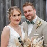 Das Brautpaar Lisa Dornik und Jens Schöttle schaut in die Kamera.