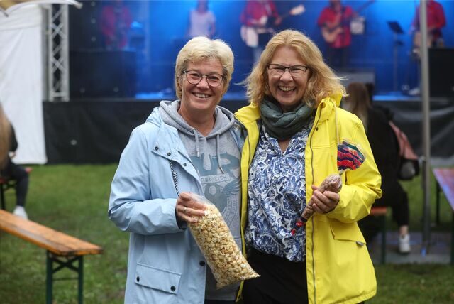 Gute Laune trotz des Regens: Mit Popcorn und guter Begleitung war das kein Problem am zweiten Tag des Stephanusfests.