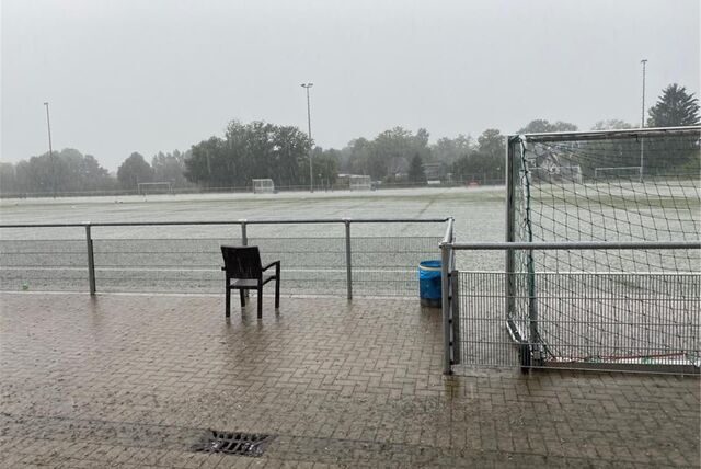 Auf vielen Sportplätzen – wie hier der des VfL Mark – standen am Sonntag komplett unter Wasser. Daher hatte es einige wetterbedingte Absagen von Fußballspielen gegeben.