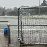 Auf vielen Sportplätzen – wie hier der des VfL Mark – standen am Sonntag komplett unter Wasser. Daher hatte es einige wetterbedingte Absagen von Fußballspielen gegeben.