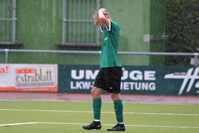 Oskar Koert schlägt die Arme über dem Kopf zusammen.