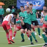 Wethmars Linus Horn klärt hier in höchster Not gegen den Angreifer SVE Heessens.