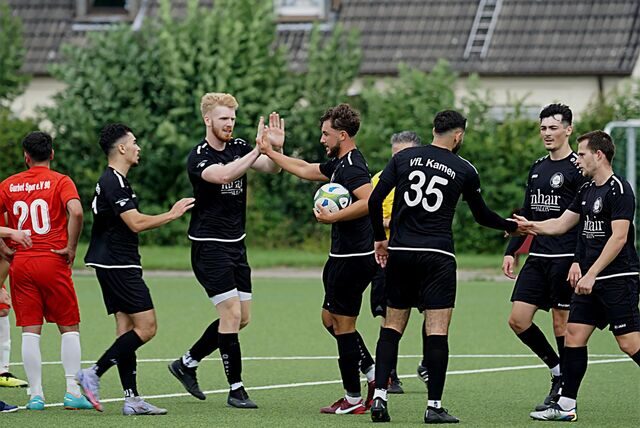 Der Bann war gebrochen nach dem 0:1 durch Ramazan Korkut (VfL mit Ball).