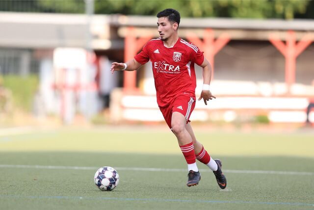 Olcay Yilmaz treibt den Ball über das Feld.