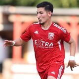 Olcay Yilmaz treibt den Ball über das Feld.