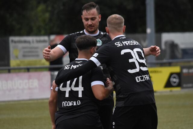 Lukas Mertens, Michele Teofilo und Dennis Idczak jubeln.