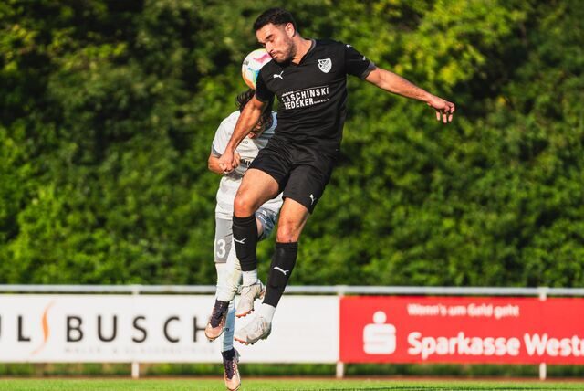 Can Cicek geht ins Kopfballduell.