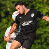 Can Cicek geht ins Kopfballduell.